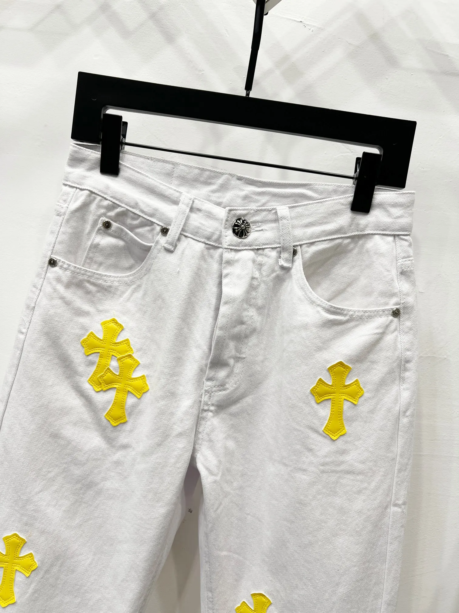 P240 style number: (K610) Chrome hearts & Chrome hearts High-end Chrome hearts white yellow leather cross patchwork leather jeans, the same style as the trendy uncle. Original hardware accessories, washed and other elevators, QR code analysis are all purchased from the original factory, high degree of restoration, you are welcome to compare the products~ Three-dimensional version Loose and comfortable, not picky about the figure, taller and slimmer, factory Seiko, original quality control, same style for men and women, can be matched with couples, versatile recommendation, must-have jeans for all seasons, fashionable people have been disappointed From the quality selection of fabrics, the tailoring of details, and the matching of patterns, everything is impeccable! The upper body is so handsome when worn...it can be easily worn by men, women and children! The craftsmanship is made of heavy-duty washed pure cotton denim fabric. After washing, it is soft and thick and looks very stylish when worn. Size: 28, 30, 32, 34 Color: white